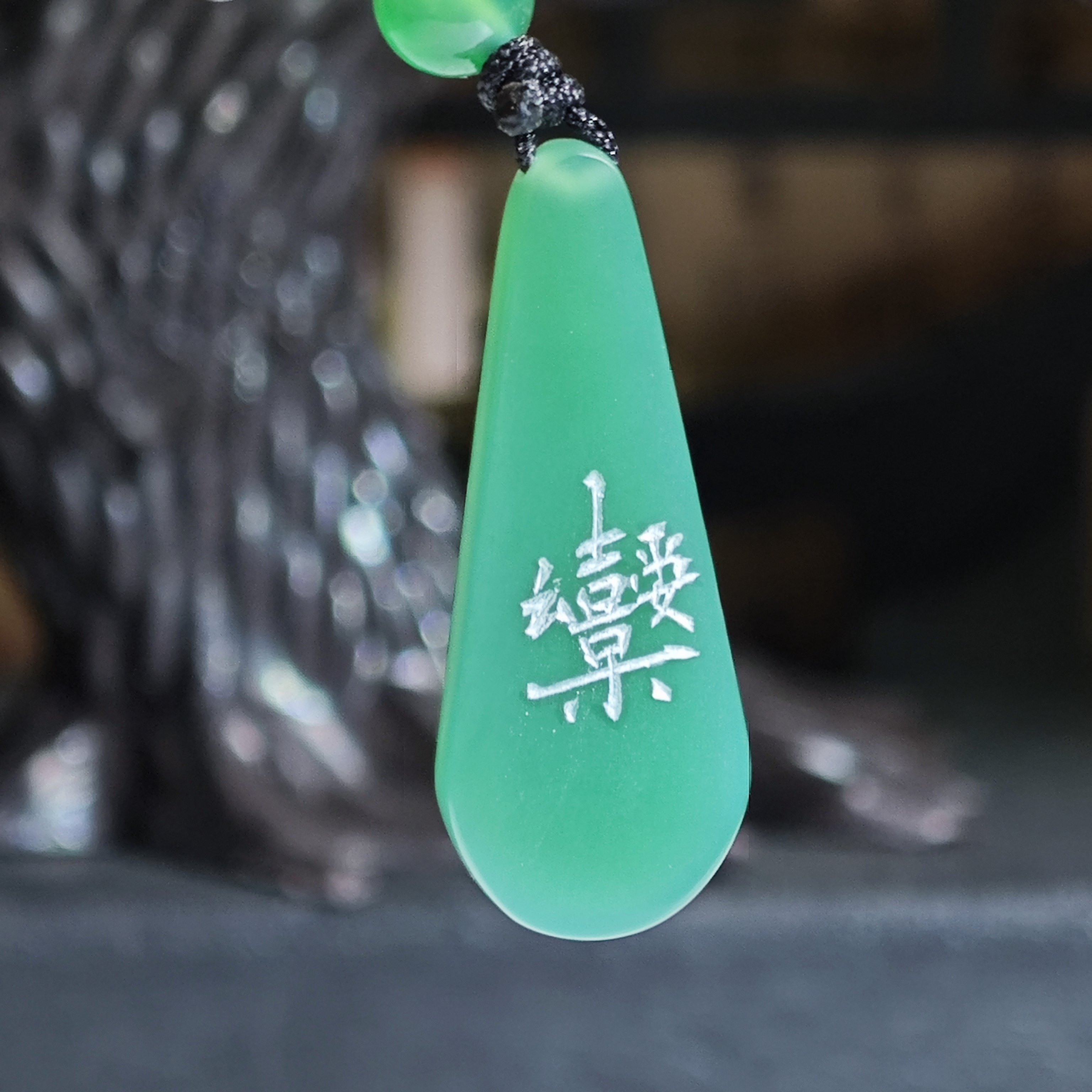 2.7x1.2x3.5cm，3.72克，雅安绿全透线刻如意印章牌，完整