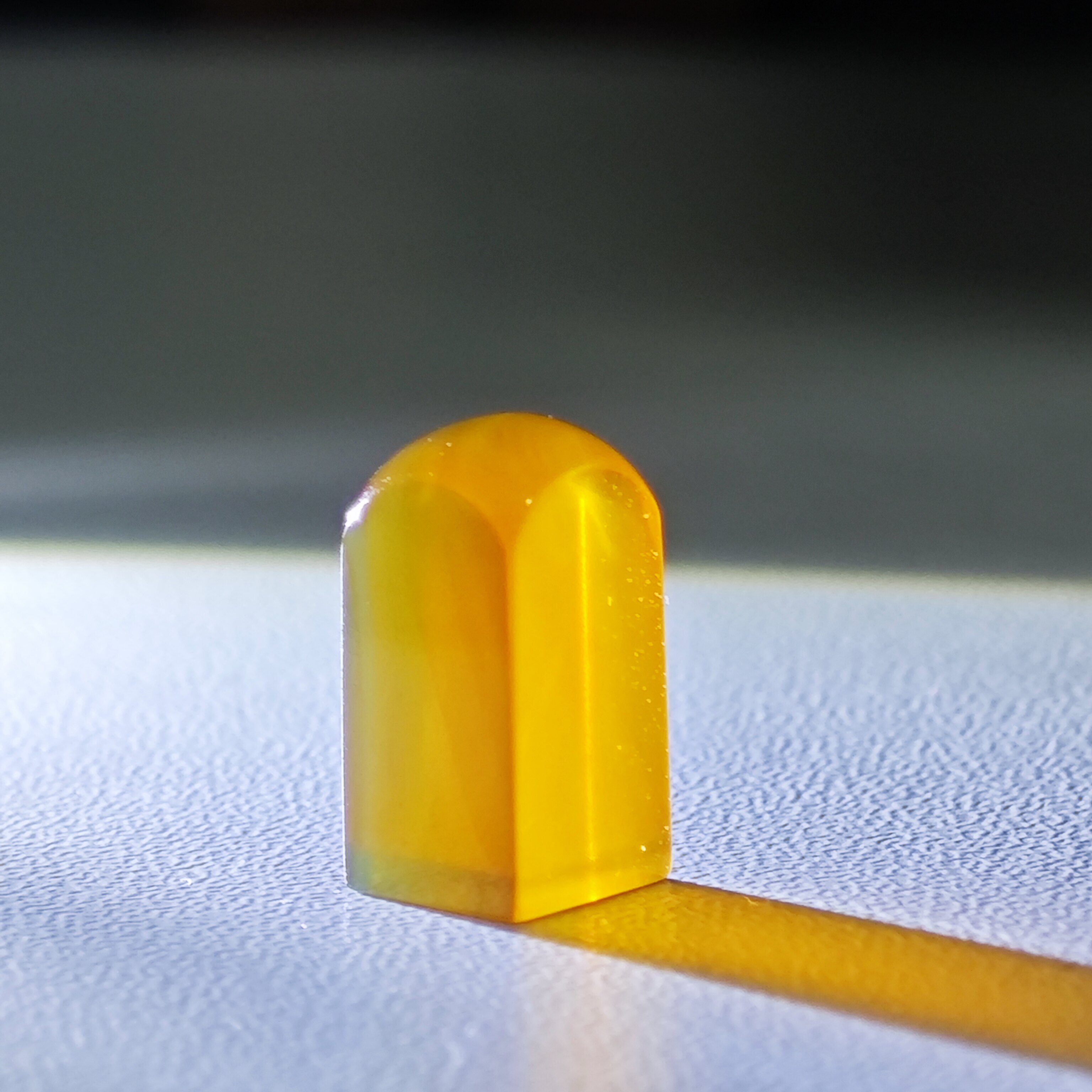 0.7x0.7x1.4cm,琥珀金棕素章摆件,完整