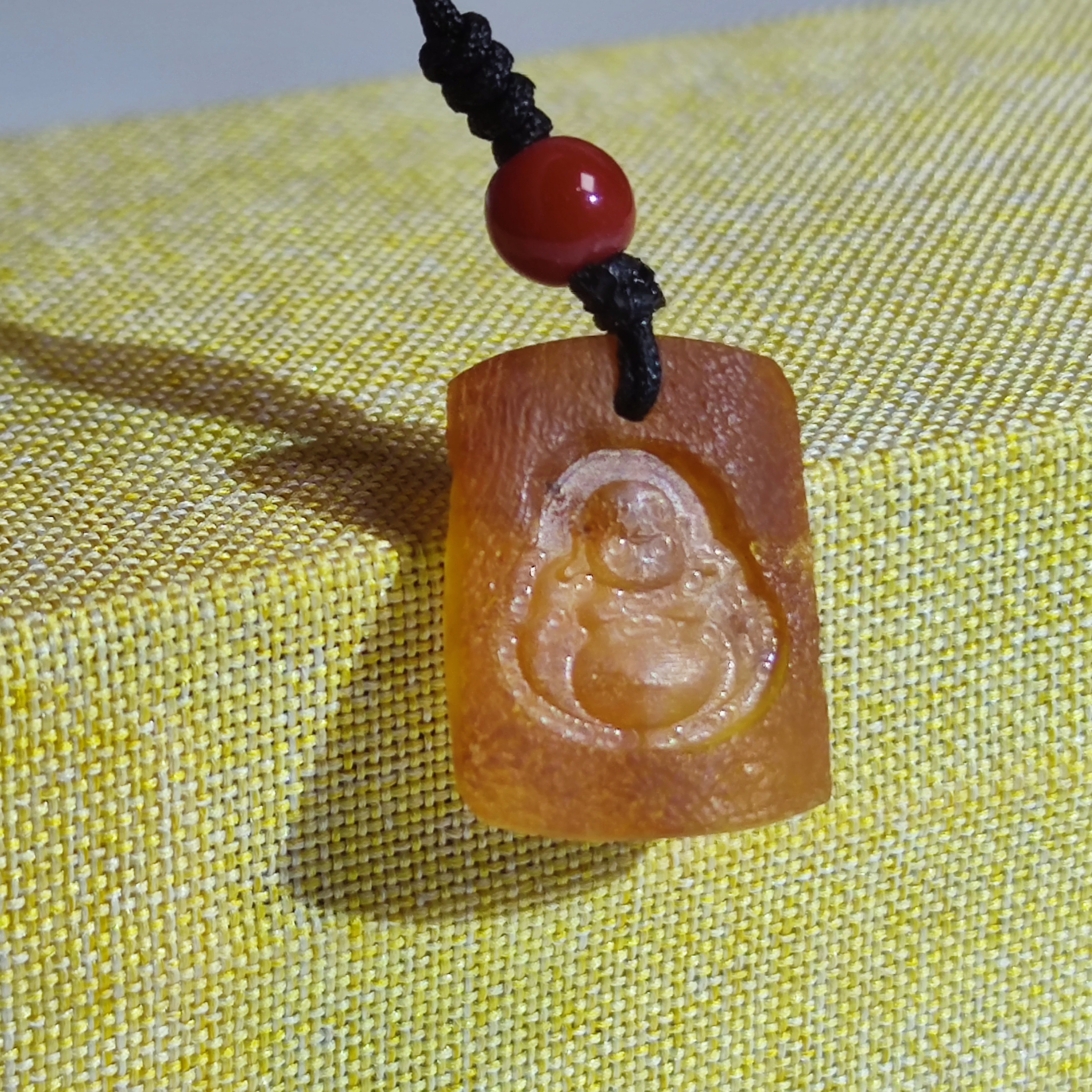 2.2x1.6x0.5cm,琥珀留皮弥勒佛挂件配饰,完整