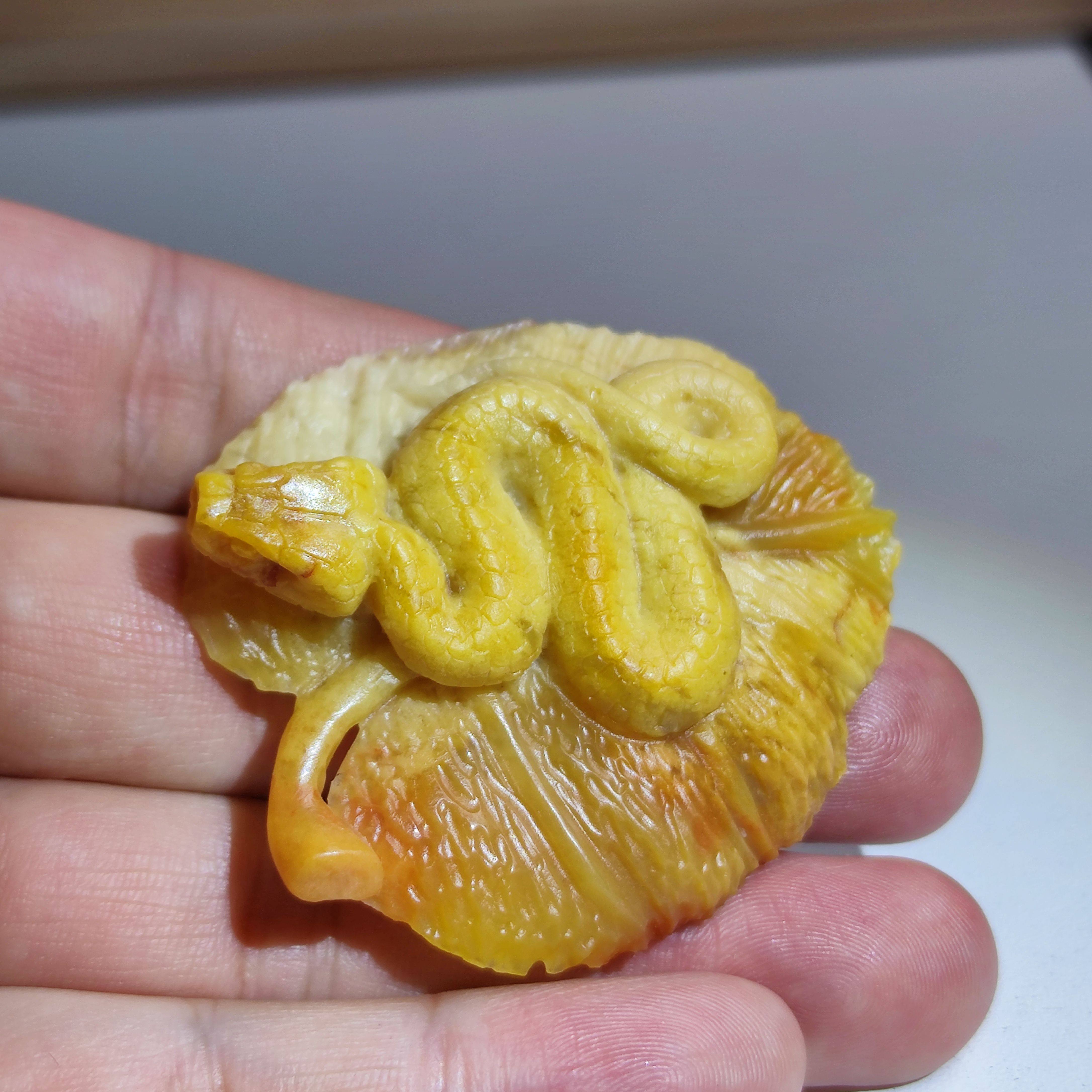 5.7x4.9x1.3cm，老挝石田料灵蛇摆件把玩，完整