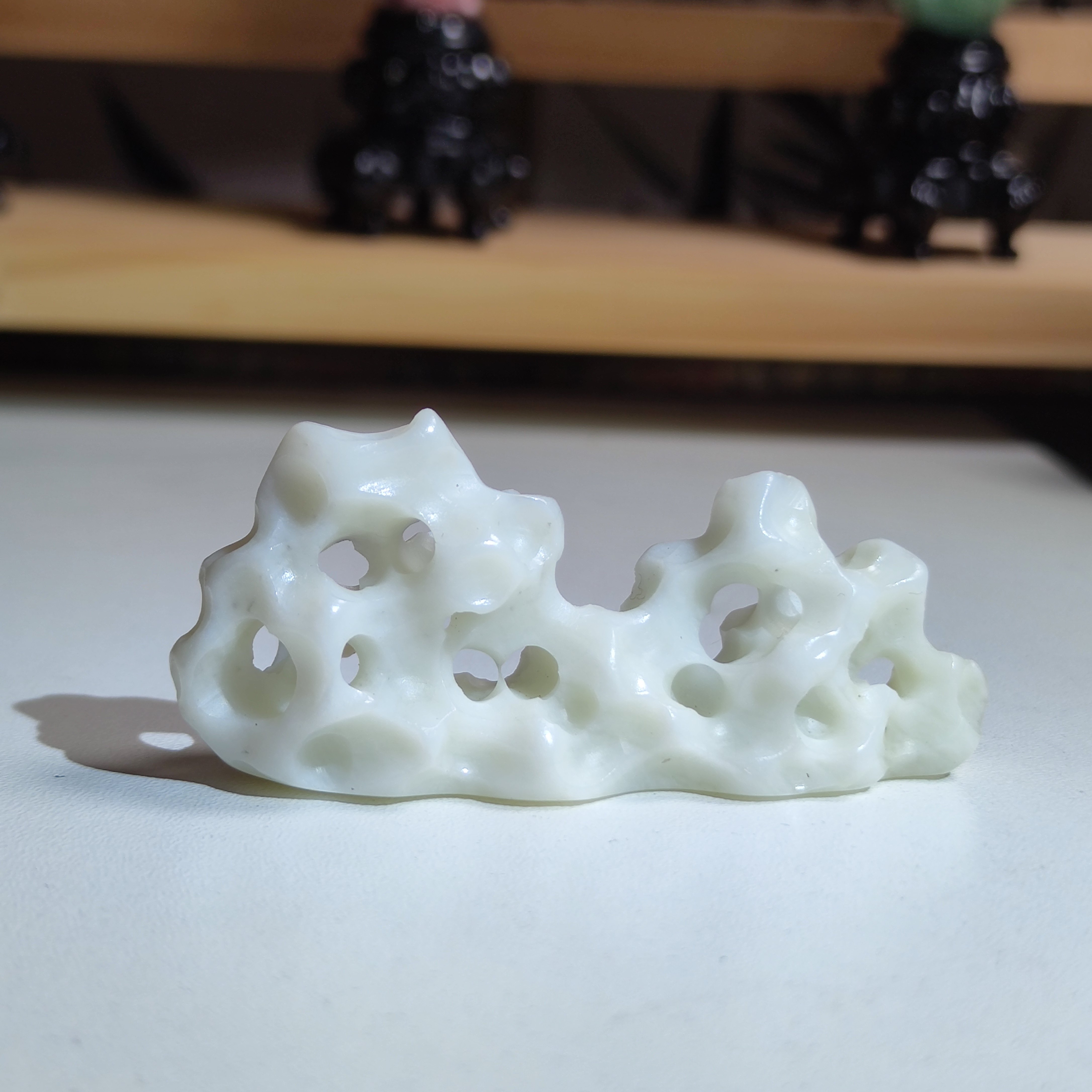 7.0x1.9x3.1cm,瓷白太湖石笔架摆件,完整