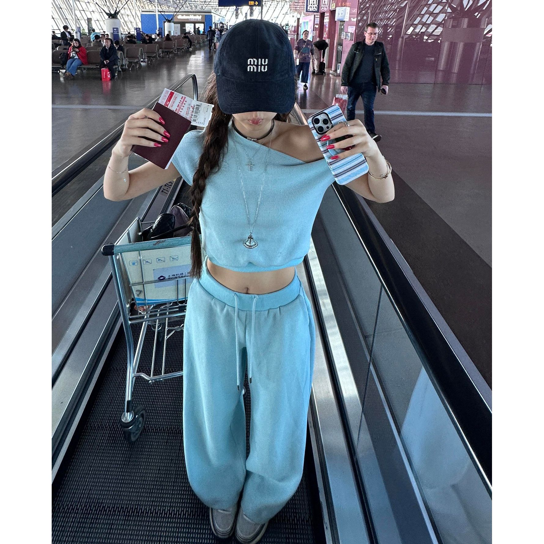 休闲运动服套装女夏季显瘦设计感奶蓝色斜肩短款上衣阔腿裤两件套