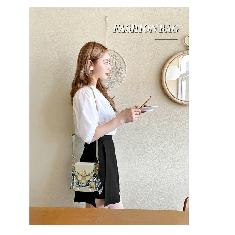 手机包斜挎女2024新款春季散步迷你小包包小巧轻便装放手机的小包