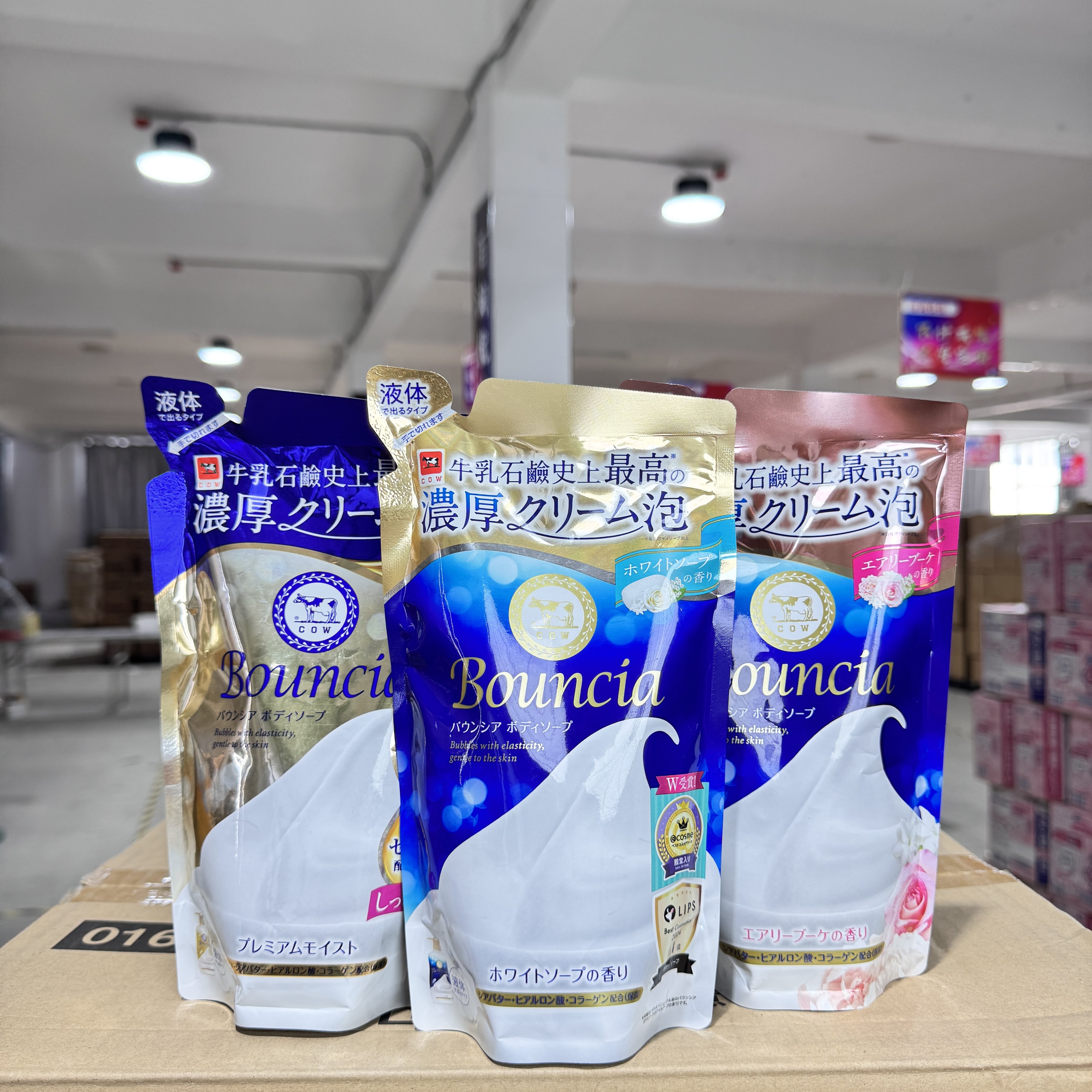 日本COW牛乳石碱浓密泡沫沐浴露保湿滋润持久留香玫瑰花香替换装