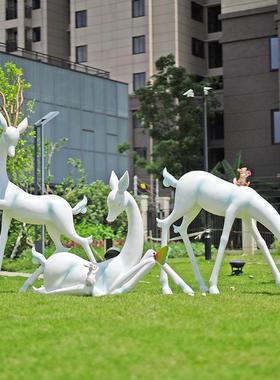 抽象梅花鹿摆件户外玻璃钢雕塑房产小区商场步行街装饰白色现代鹿