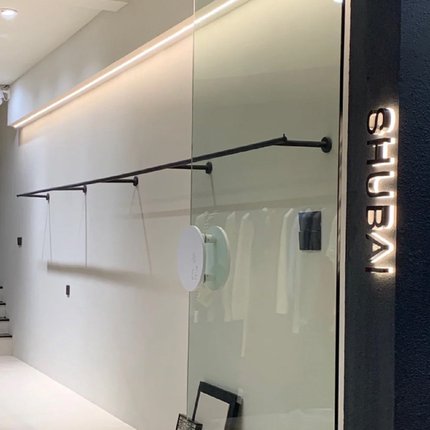 服装店展示架不锈钢上墙落地式挂衣架女装店货架壁挂烤漆哑光黑色