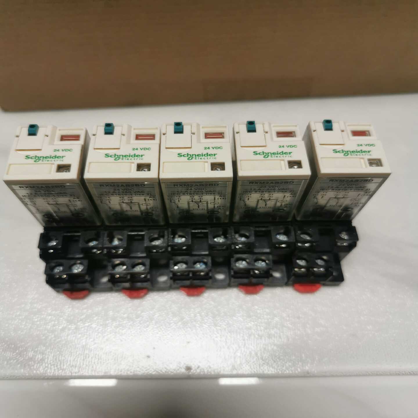 全新正品施耐德继电器RXM2AB2BD24v一共5个，-询价客服