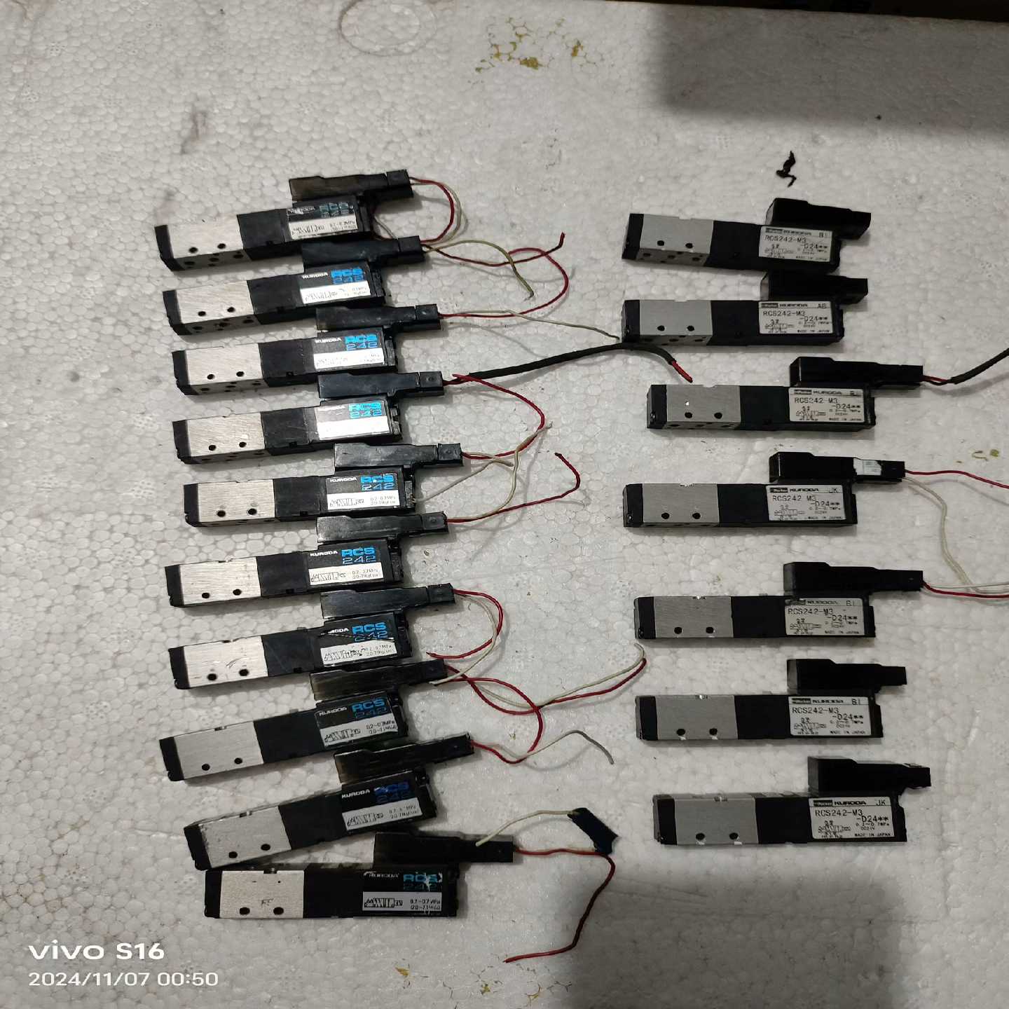 议价黑田派克电磁阀RCS242-M3-D24有7个