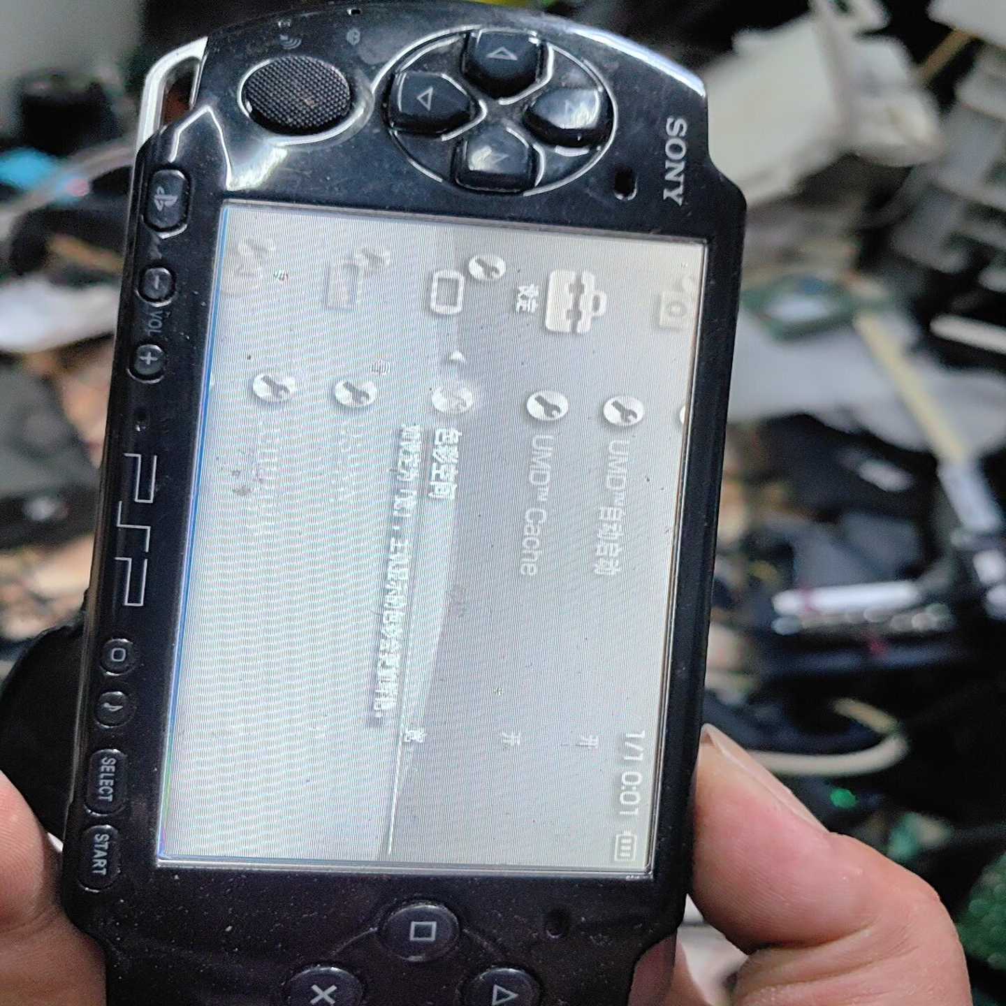 索尼PSP3000,开机屏好,没有内存卡,电池鼓包借别人电池--议价