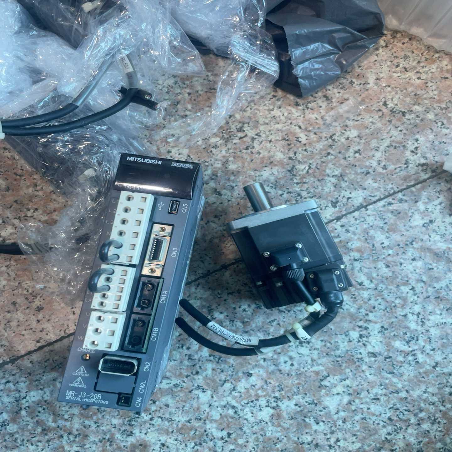 议价三菱驱动电机MR-J3-20B电机HF-KP23还有电机HF