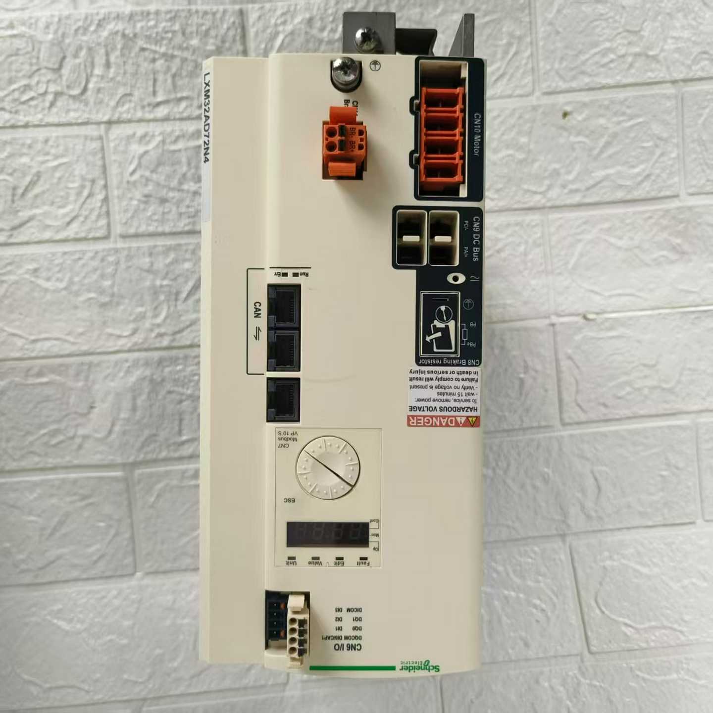 九新施耐德LXM32AD72N4伺服驱动器，实物如图，功能包--议价商品