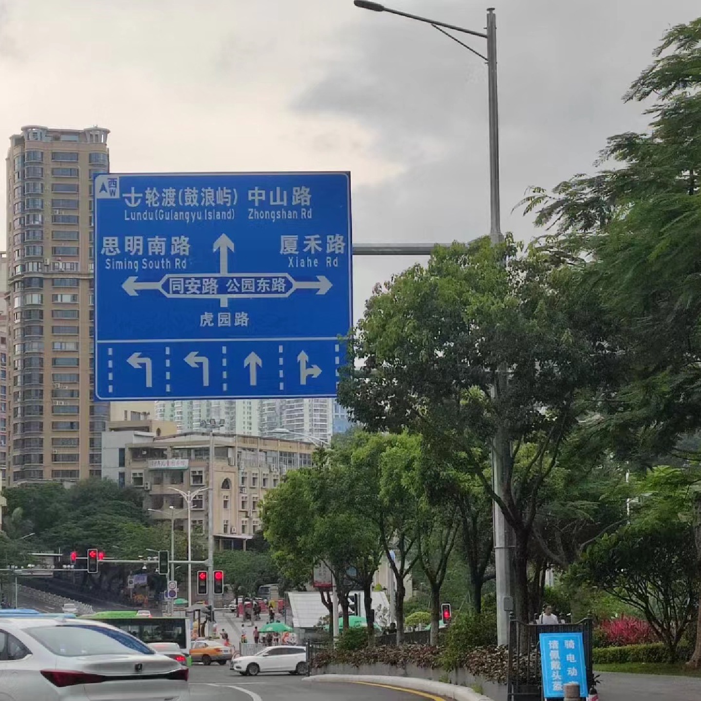可订购双悬臂八角杆热镀锌圆杆交通指示牌F杆指示牌反光立杆