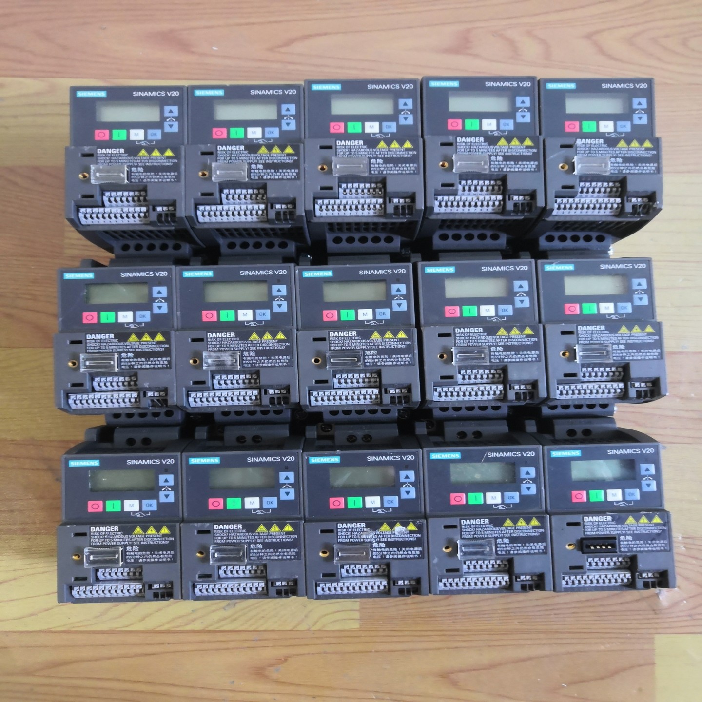 变频器V20单相220输入750W，成色不错，~询价