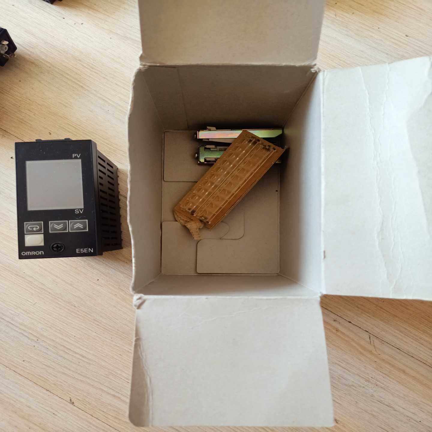 E5EN-Q3MP-500 温控器  包装如图【卡奥电子】