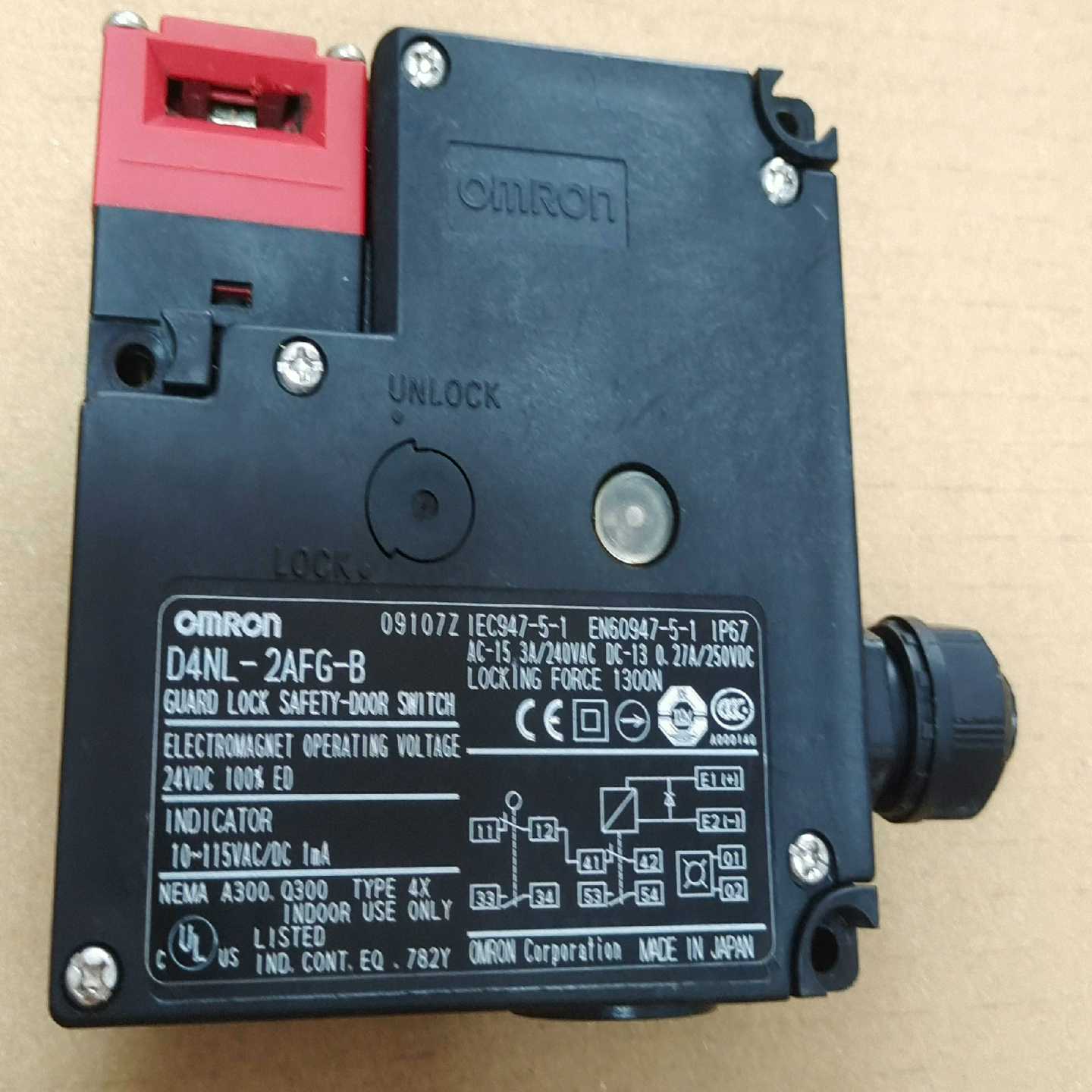 询价欧姆龙安全门开关D4NL-2AFG-B，日本原装正品，实图，
