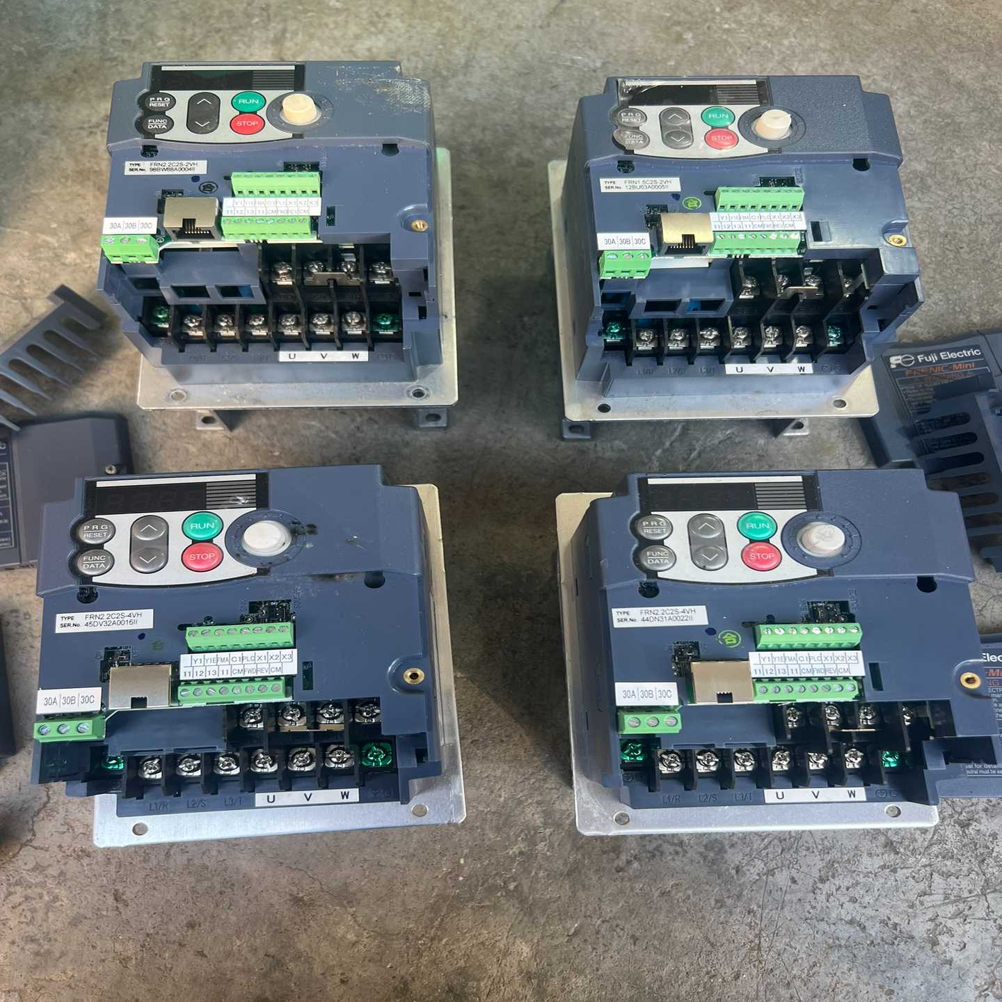 议价实物四个变频器未使用2.22-4V2台