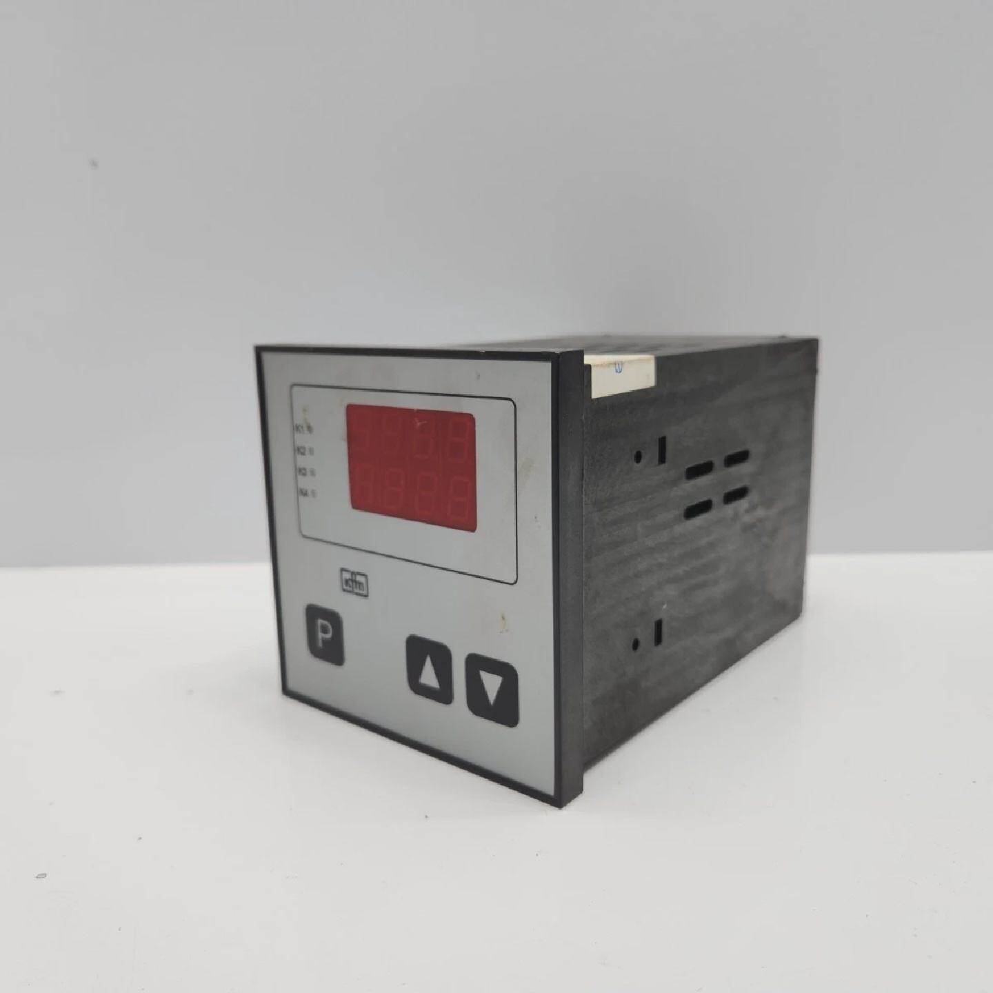 KFM REGELUNGSTECHNIK 92200 CONTROLADOR INDUSTRIAL R210 28 05 - 实物图