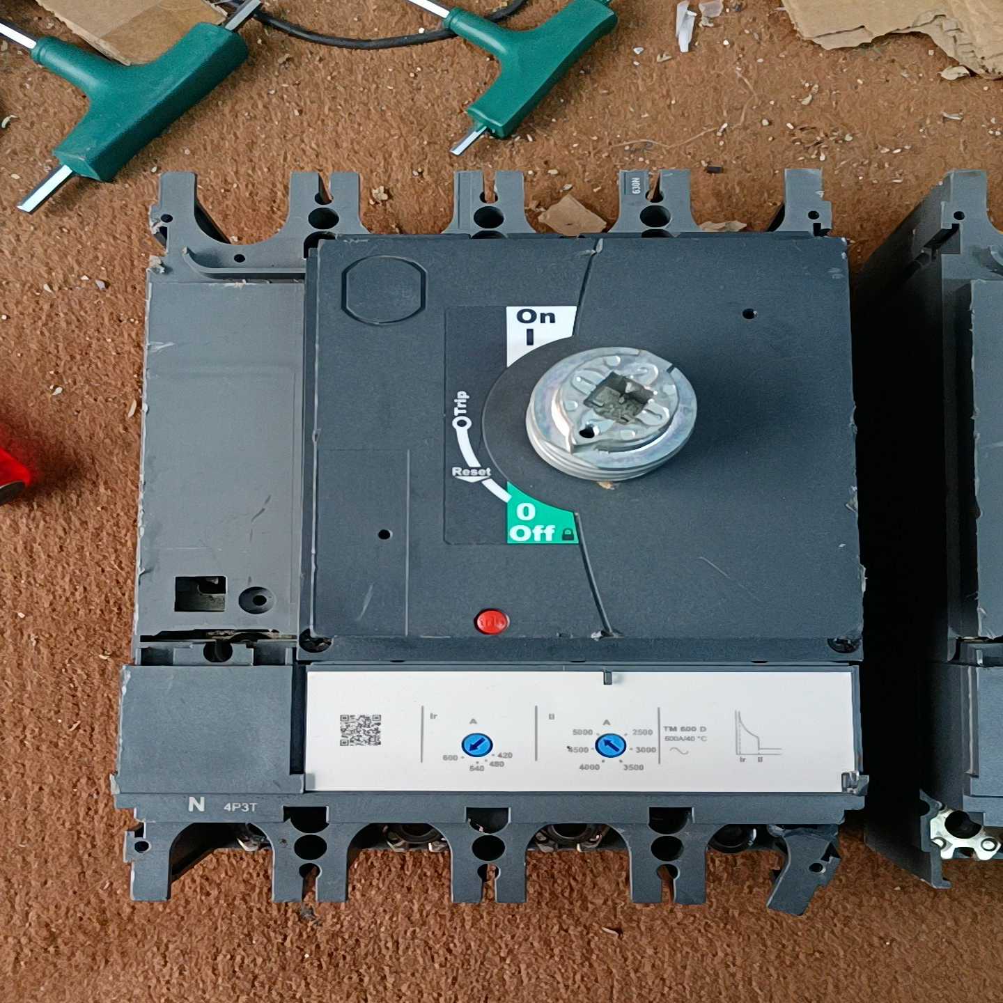 施耐德CVS塑壳断路器4P630A，有碰伤，有配件换的可以拿