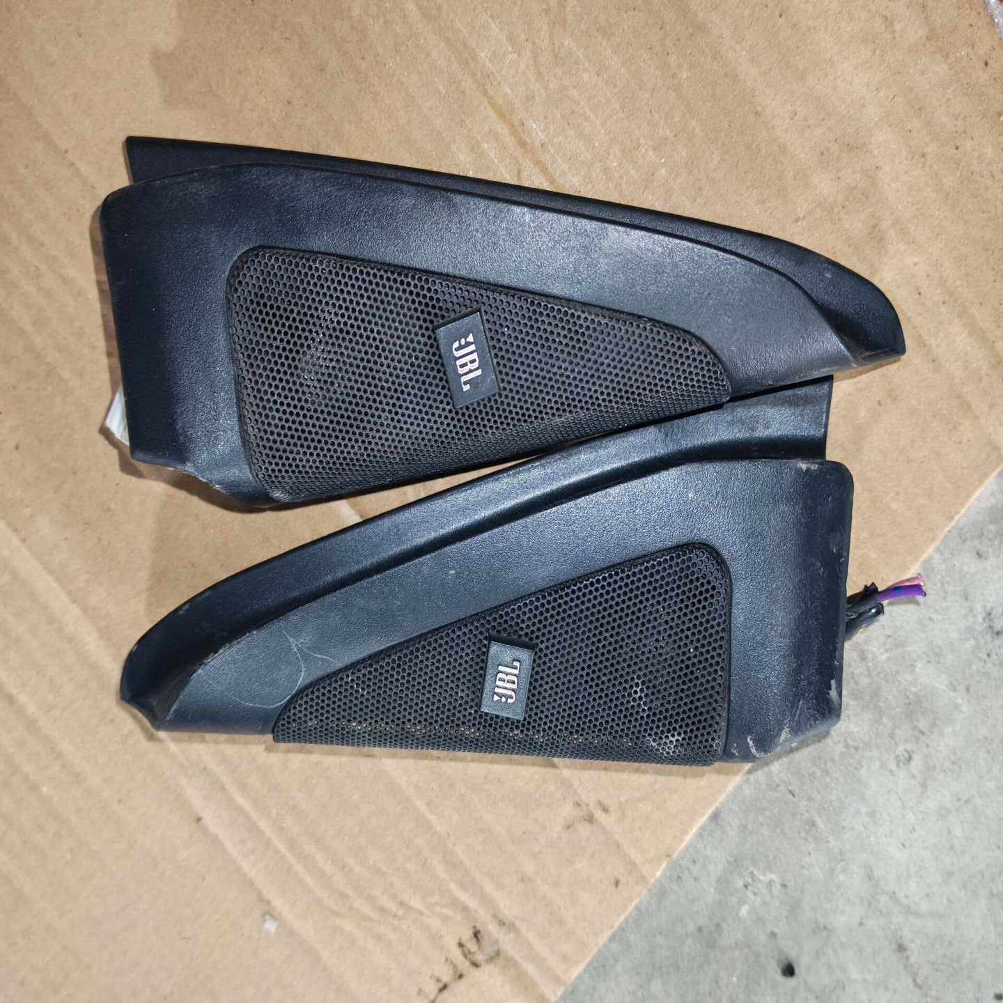 丰田普锐斯JBL高音喇叭一对，原装拆车件，黑色。成色如图，有--