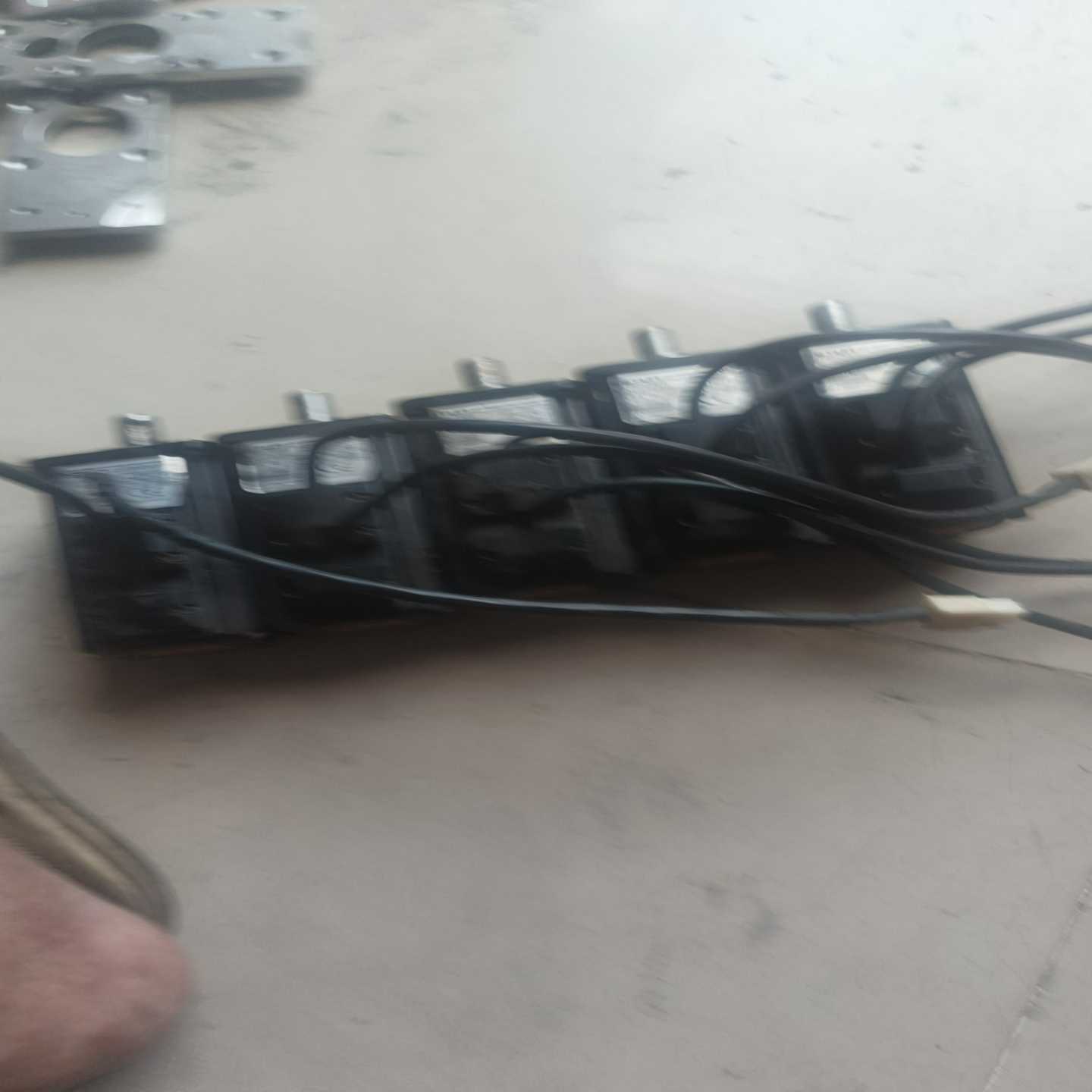 埃斯顿驱动器电机EMJ一02APA22共5个每个150元--议价商品