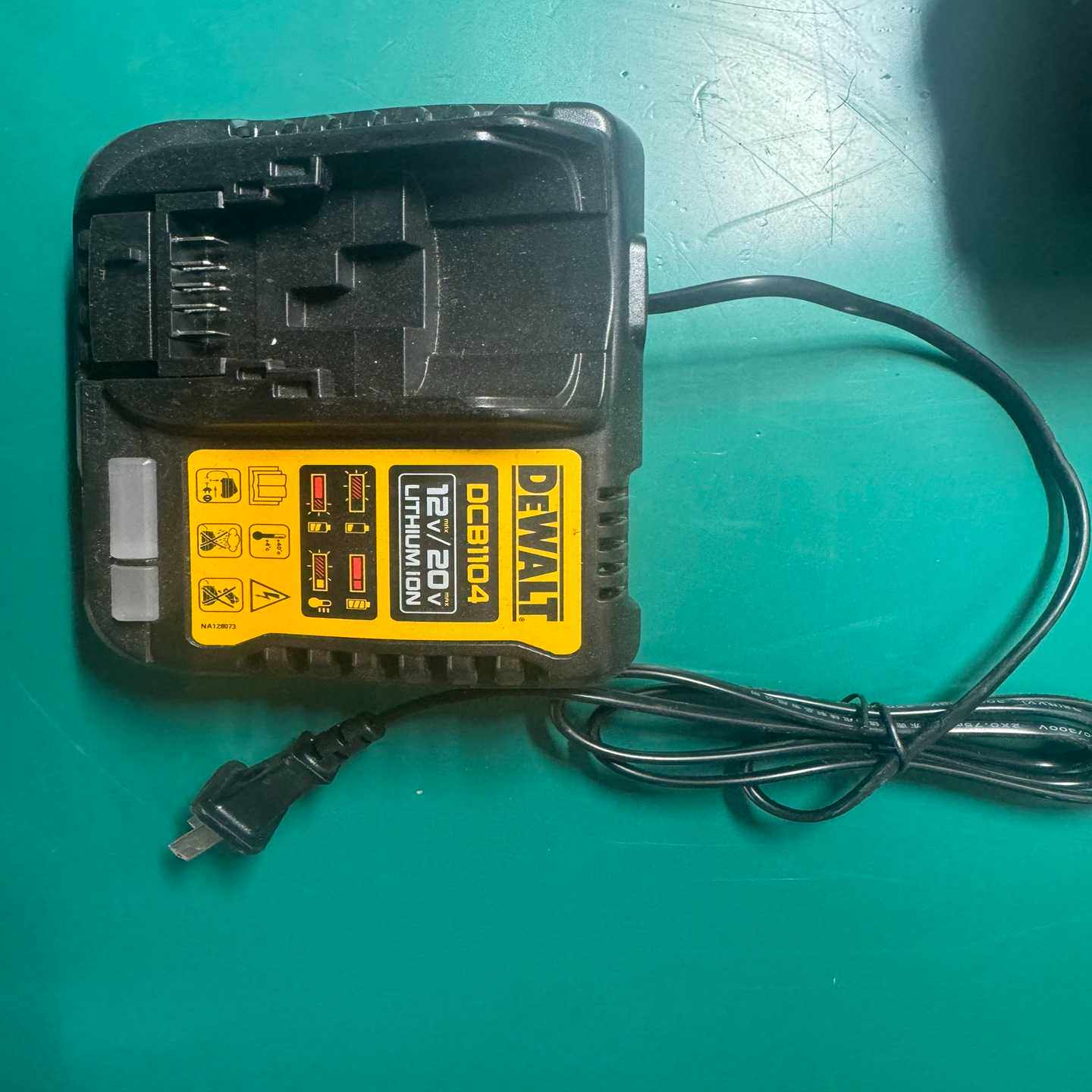 议价德伟DCB1104充电器