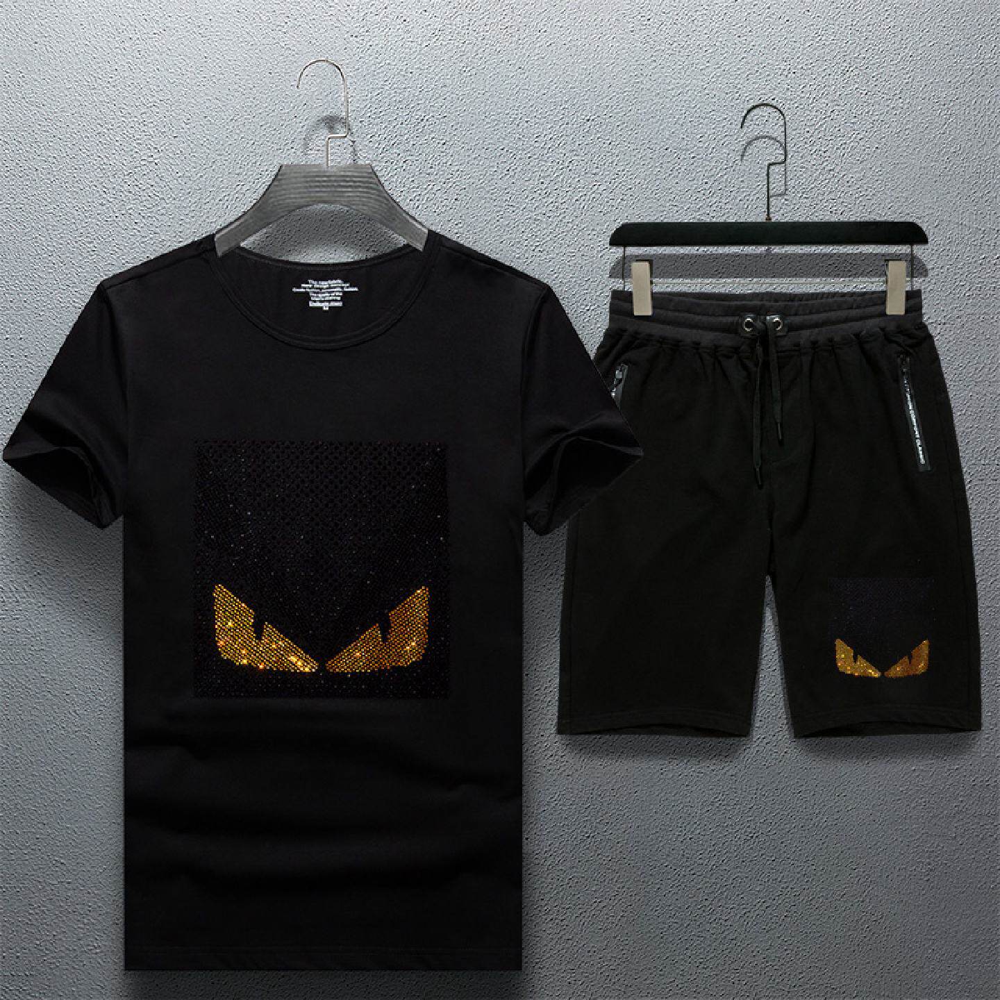 2026男套装穿搭博主搭配休闲装潮流男款烫钻恤帅气衣服男百搭一套