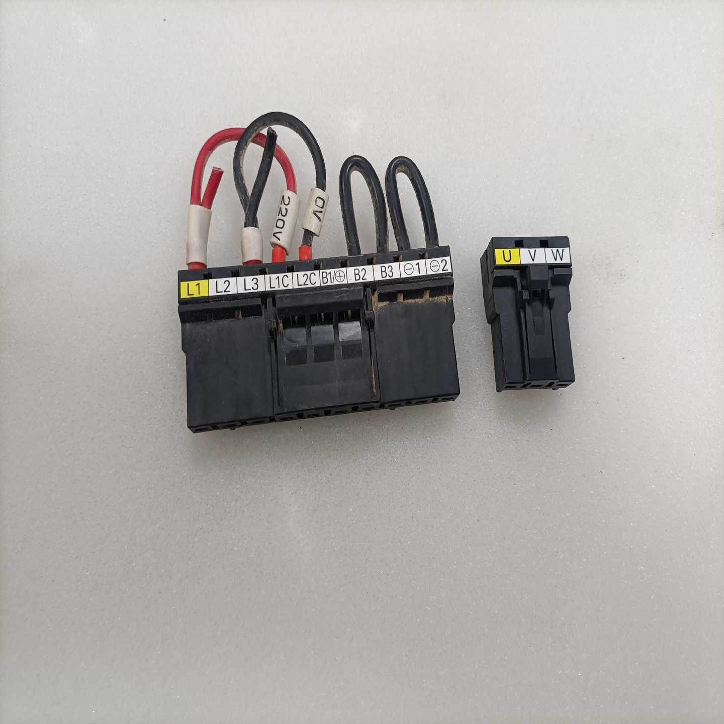 安川伺服驱动器接线端子，安川5系伺服驱动器电源插头和动力询价