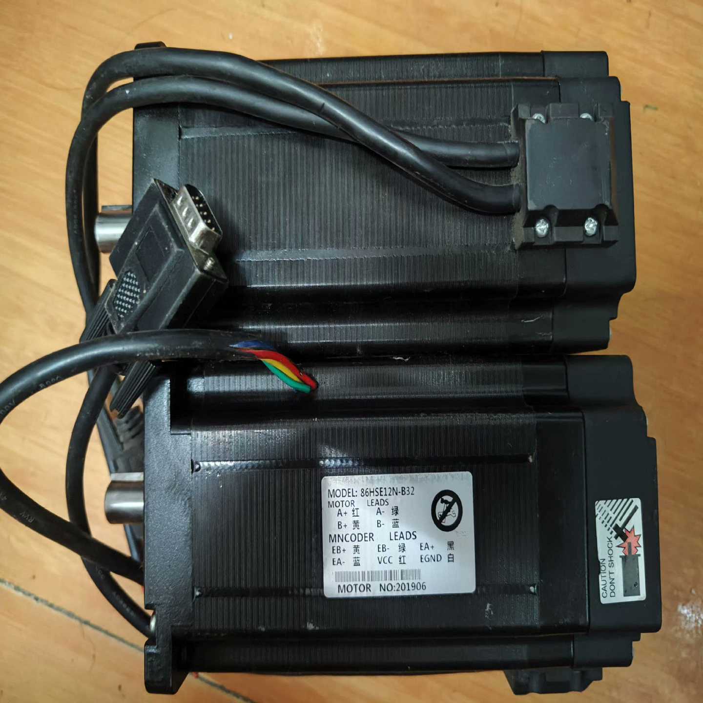 两台86闭环步进电机。型号86HSE12N-B32