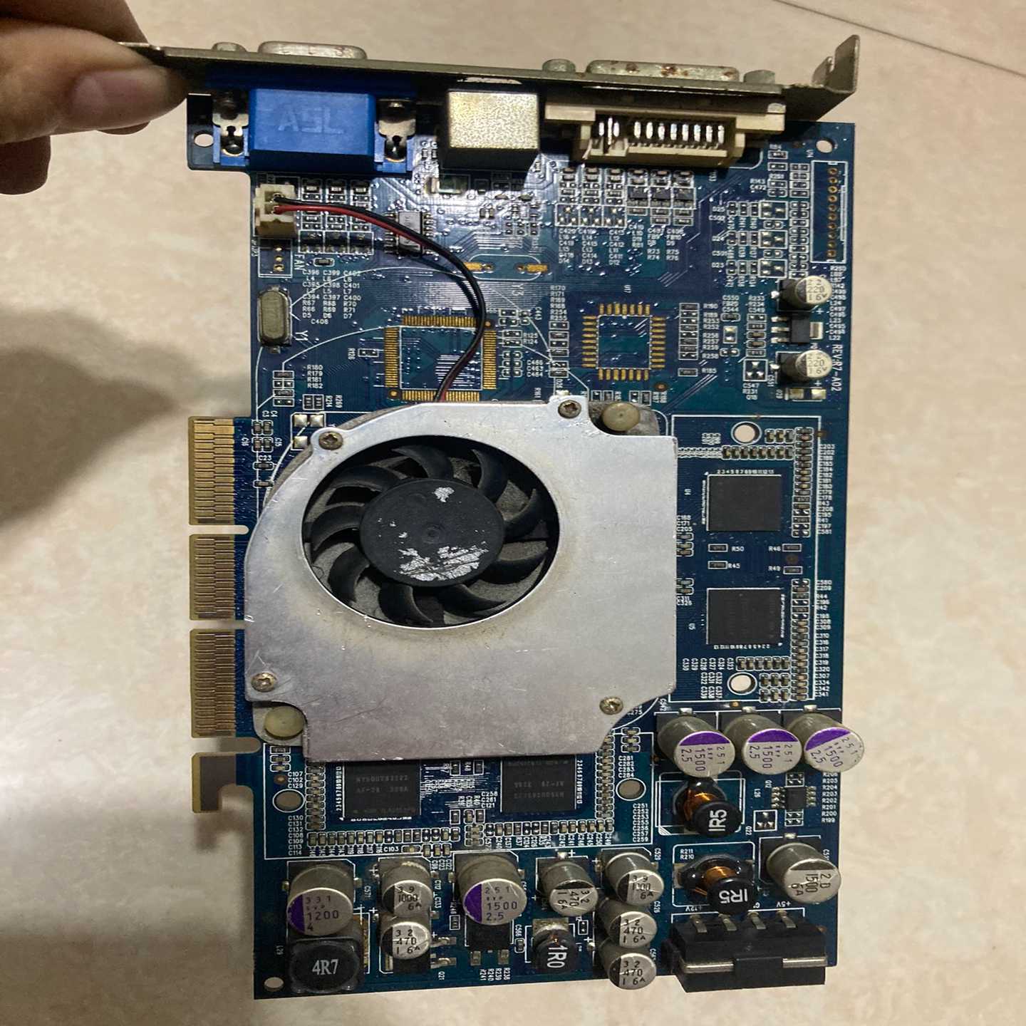 七彩虹AGP老显卡FX5200Ultra 128M~议价
