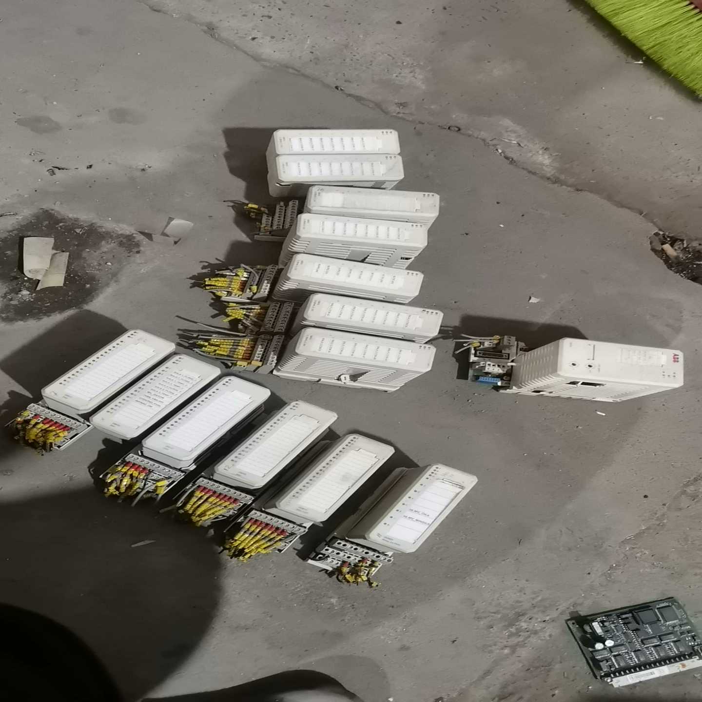 ai810 7个两个磕碰   di810 5个 do820一【落红设备】