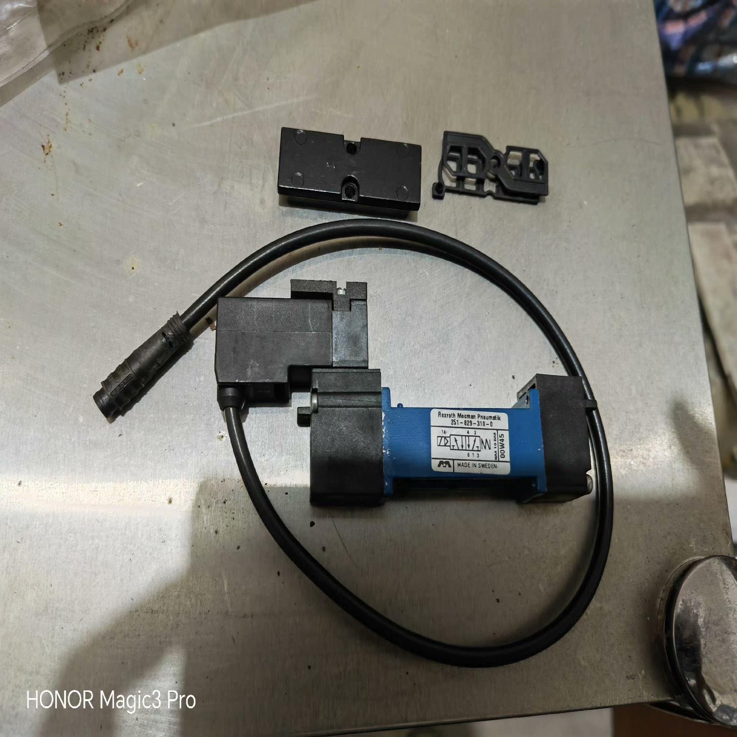 议价乐力士电磁阀型号251-829-310-0一台包装已拆