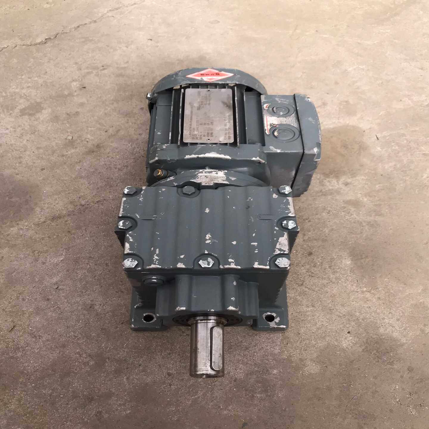 寻..一台sew卧式齿轮减速机，R27DR63M4，速比1:61