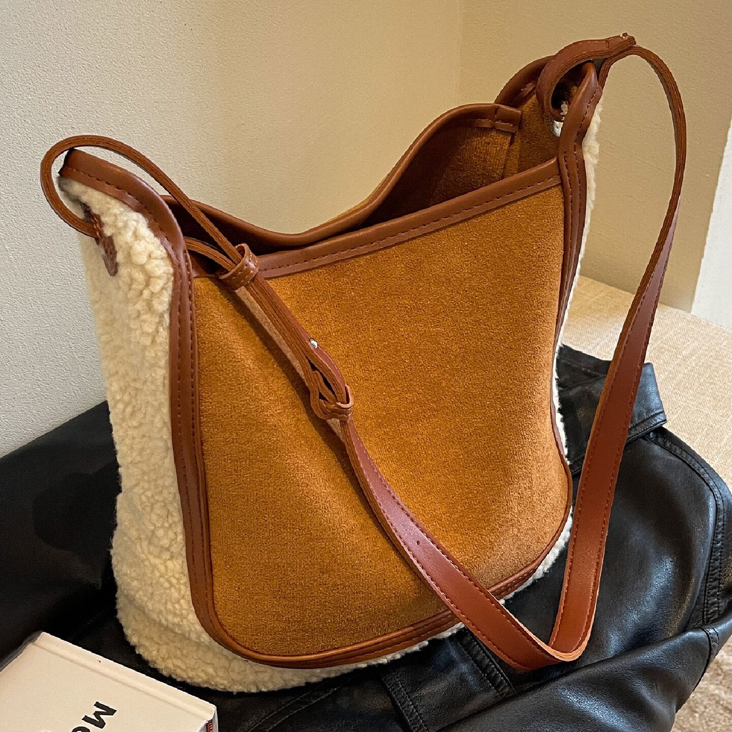 秋冬大容量羊羔毛水桶包包女2025新款斜挎托特包高级感毛绒单肩包