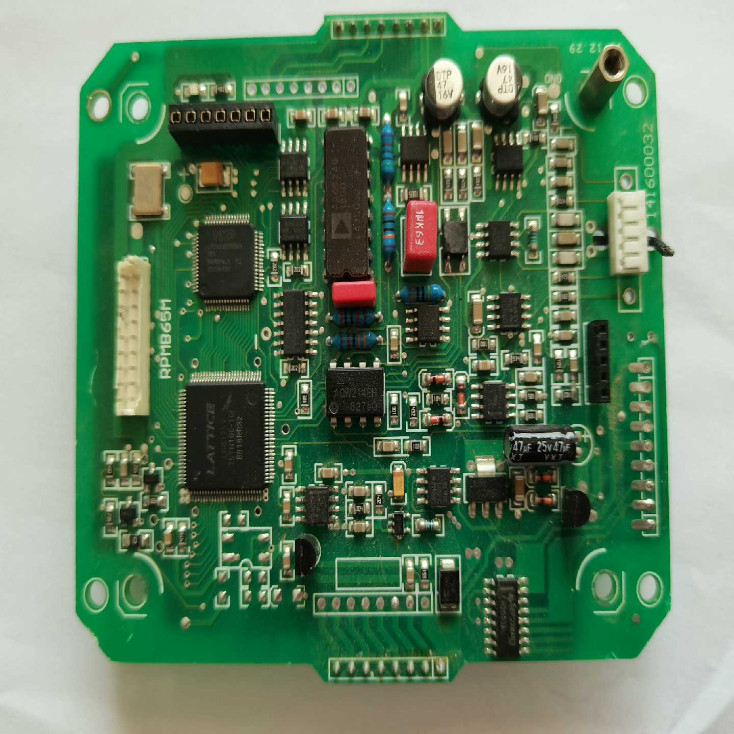 询价线路板上面有芯片LPC2132FBD64一张下