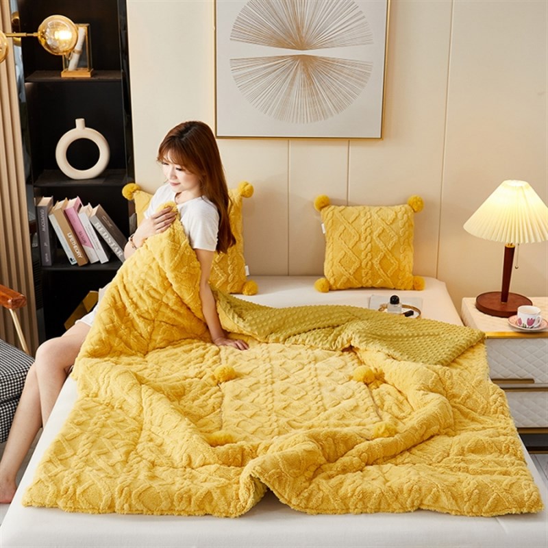 加厚加绒菱形格抱枕被子两用沙发办公室午睡汽车客厅床上二合一