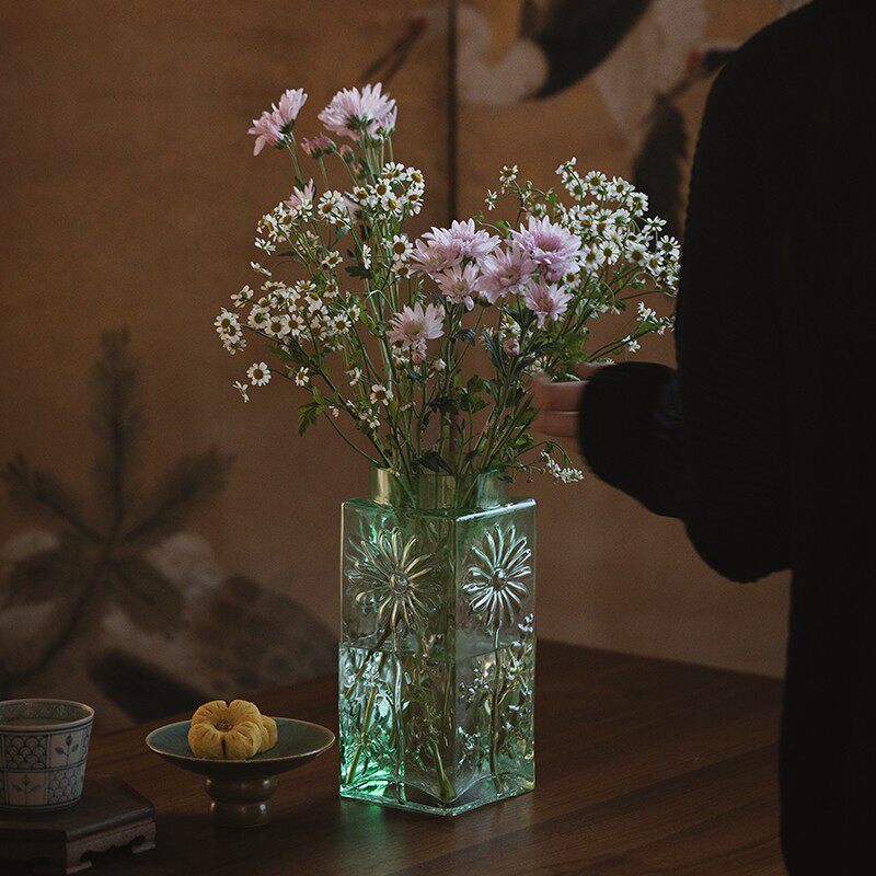 大相莲花 小雏菊浮雕玻璃花瓶 绿色玻璃花器 家居高颜值方形花插