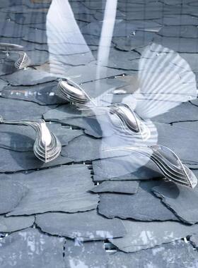 户外不锈钢镜面鱼群雕塑抽象镂空鱼立体庭院售楼部水池景观摆件品