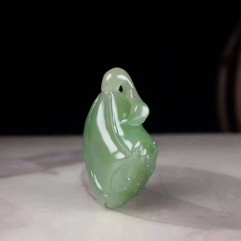 和田玉供应链天然新疆和田玉俄料碧玉微黑点玉石莲蓬吊坠挂件简约