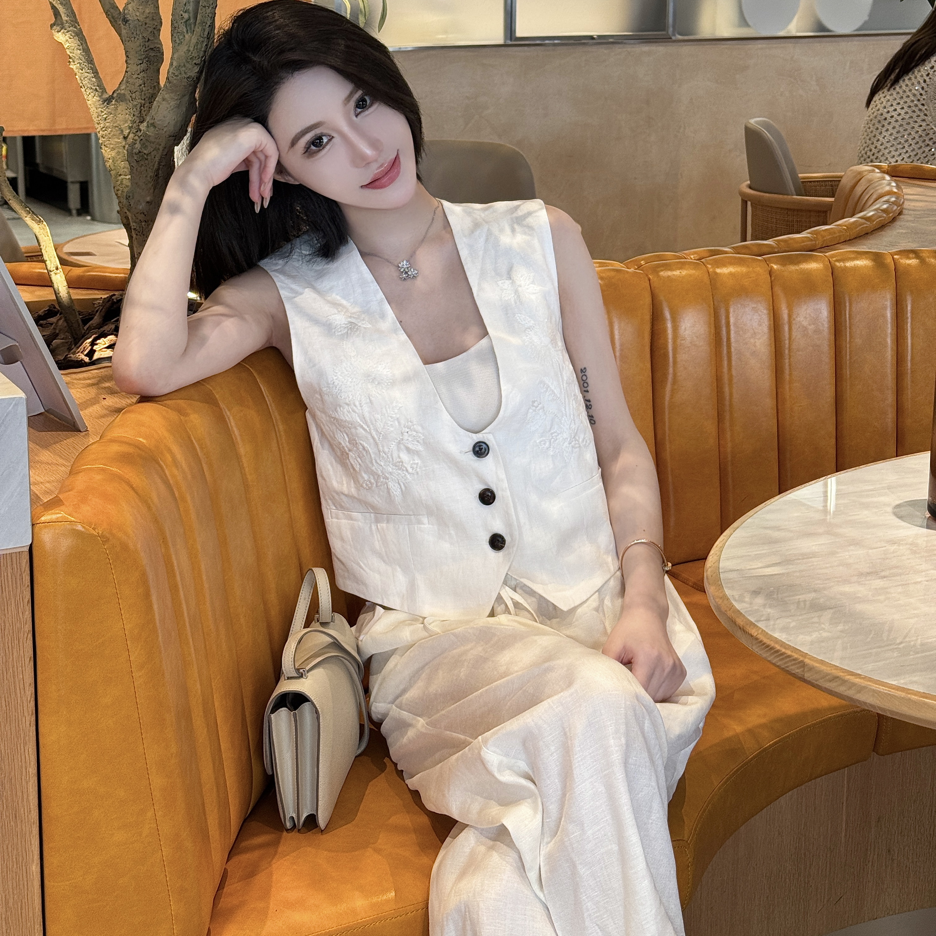 亚麻时尚刺绣提花马甲背心女士2025夏季新款U领白色轻薄坎肩上衣