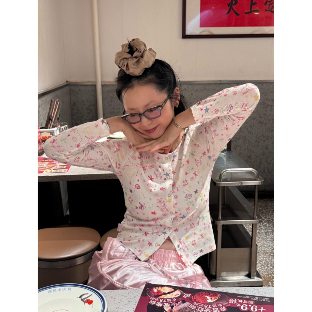 顽季果 乖巧甜酷感~童趣涂鸦印花华夫格肌理修身长袖开衫女上衣秋