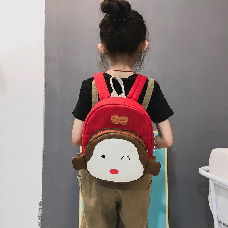 幼儿园背包新款卡通可爱个性双肩包男女宝宝游玩防走失书包配饰潮