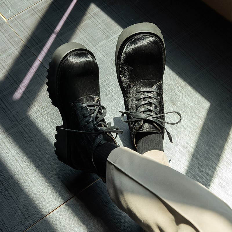 6.5cm增高马毛皮白色马丁靴男高级感圆大头德比靴秋冬新款高帮鞋