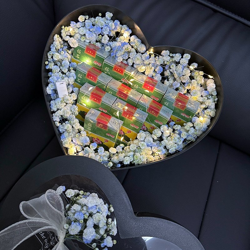 情人节心形礼盒男生送女朋友满天星花束生日送闺蜜生日礼物圣诞节