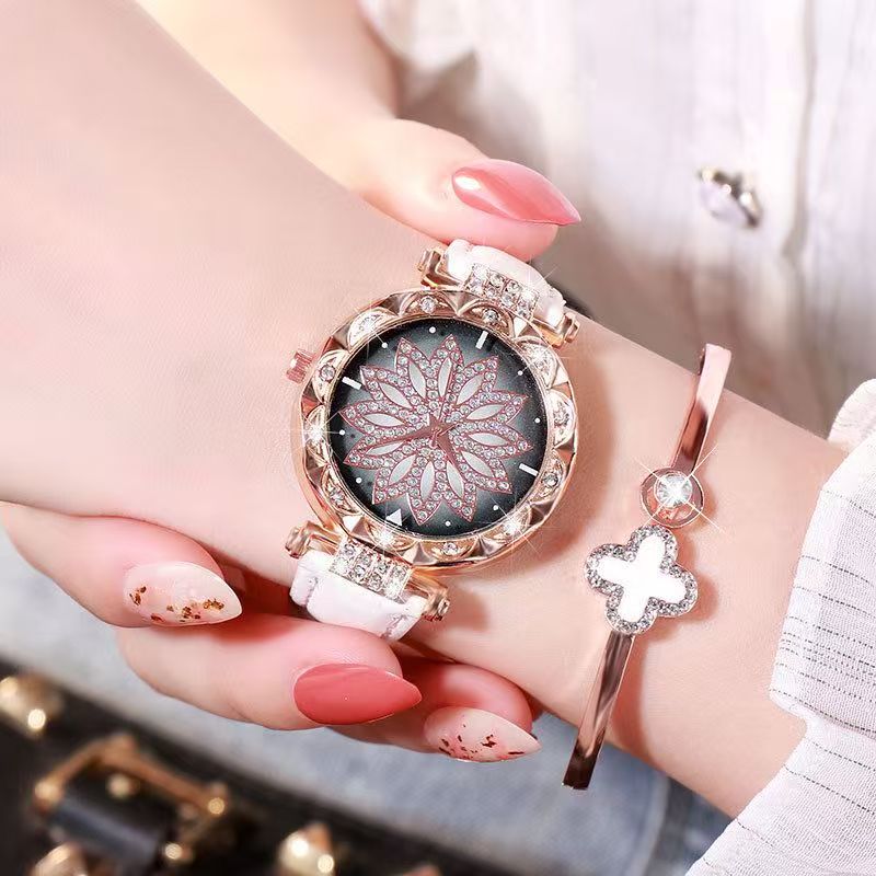 轻奢满钻莲花表盘女士皮带石英手表四叶草镶钻手镯两件套气质腕表