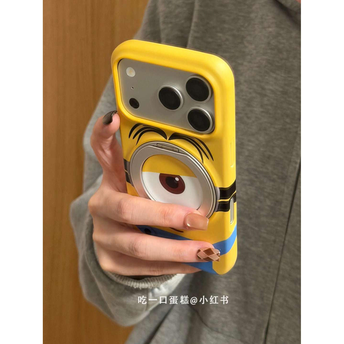 雨柠背带裤小黄人360旋转支架适用苹果17promax手机壳iphone16菲林硬壳15卡通日韩INS可爱14防摔保护套