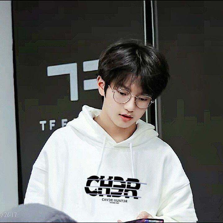 张桂源同款衣服穆祉丞衣服运动白色卫衣女超火cec连帽衫加厚上衣