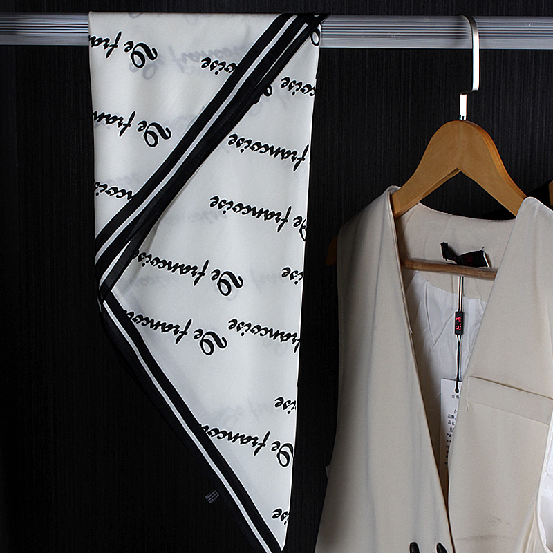 样板房间衣帽间装饰品摆件女士马甲衬衣包包围巾组合套装展厅软装