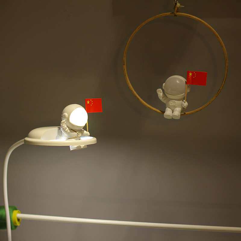 新品太空人台灯USB充电护眼可延时小夜灯儿童卧室床头LED折叠灯