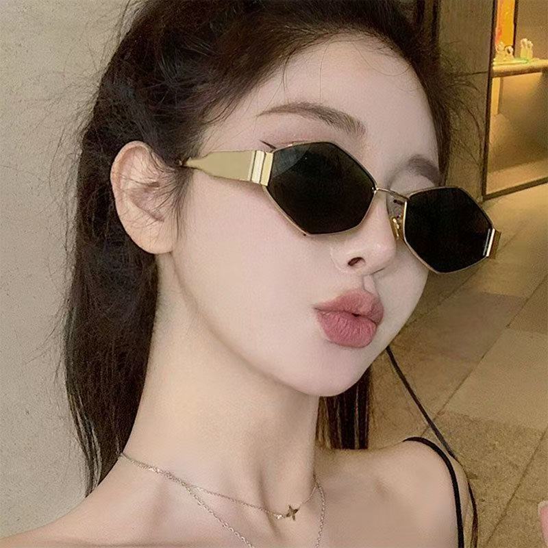 复古菱形小脸高级感墨镜2025新款网红防晒街拍太阳眼镜美式辣妹女