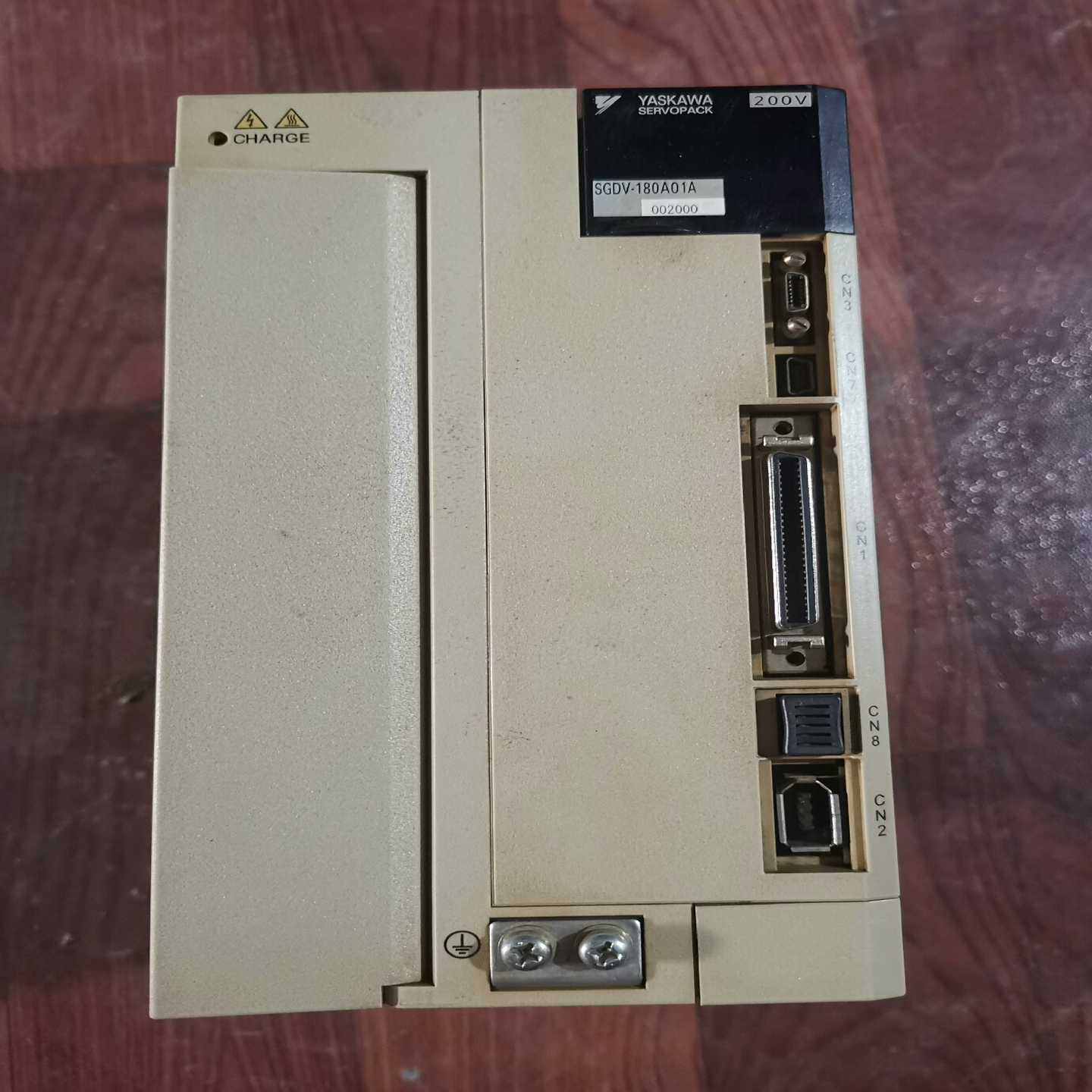 询价安川伺服驱动器、SGDV-180A01A00200，成色如图